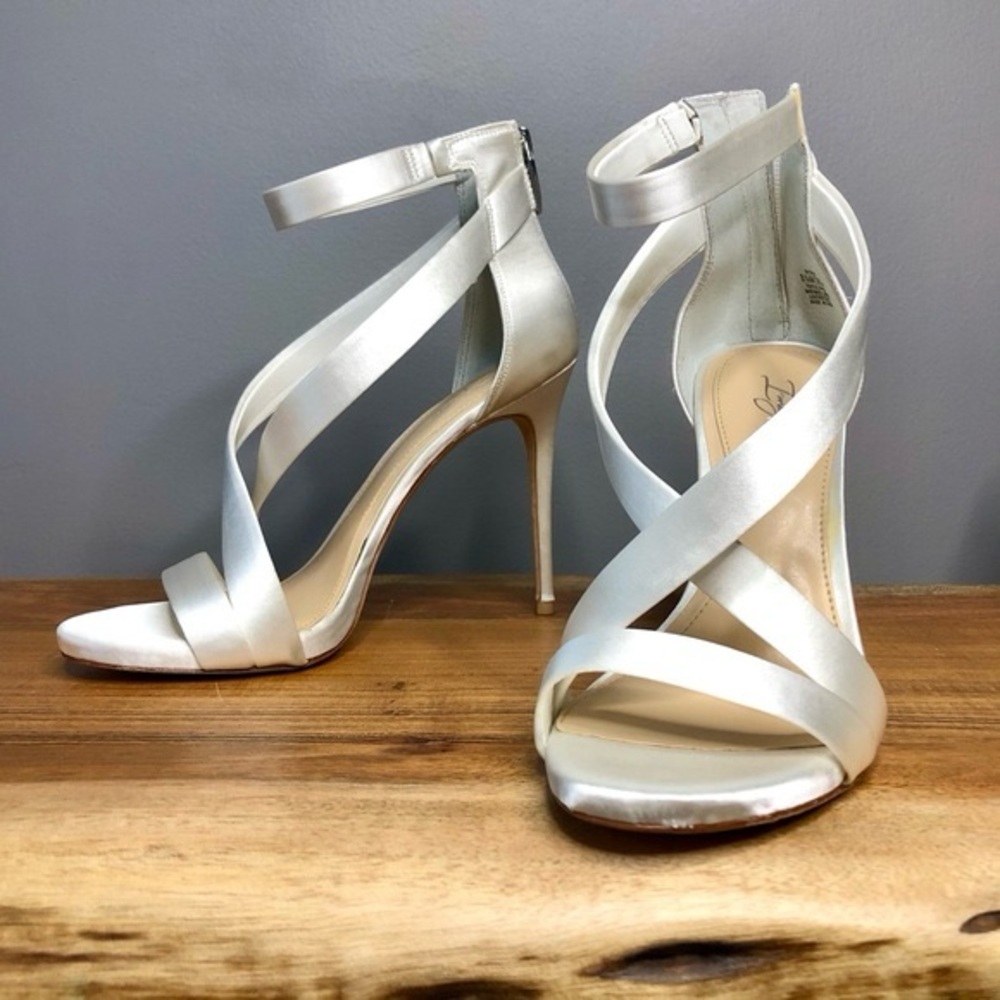 ❤️ Vince Camuto Devin Satin Sandal - Picture 2 of 8